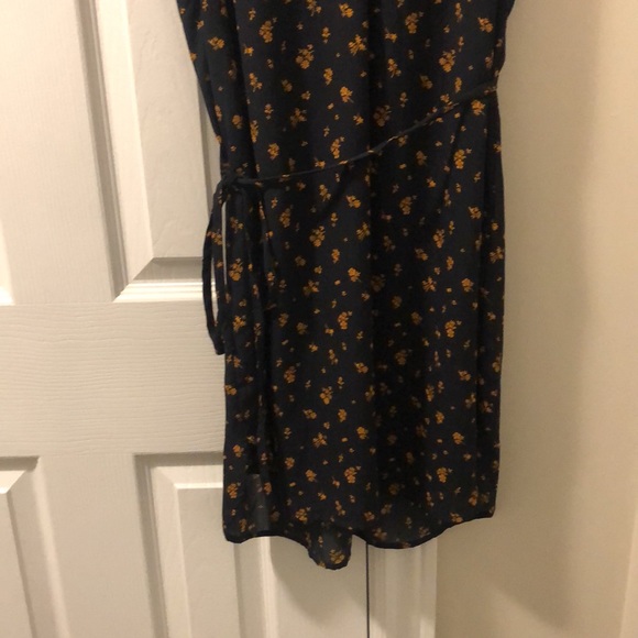 H&M business-casual no sleeve dress. - Picture 3 of 5